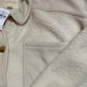 American eagle xl cream color Sherpa jacket.  Bought new with tags.  Size xl